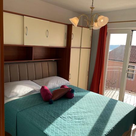 Comfortable Apartment Near The Sea Трогир Экстерьер фото