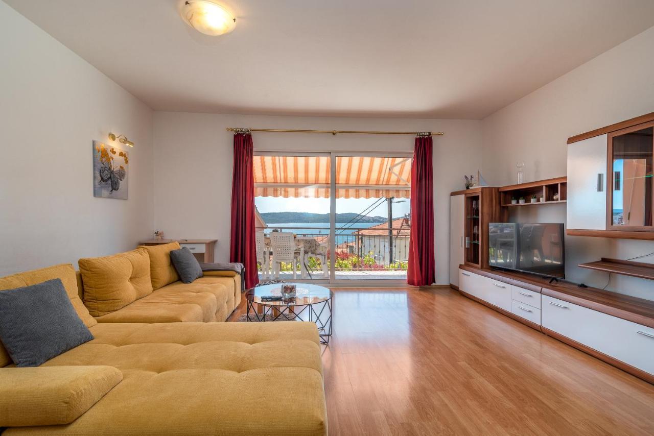 Comfortable Apartment Near The Sea Трогир Экстерьер фото