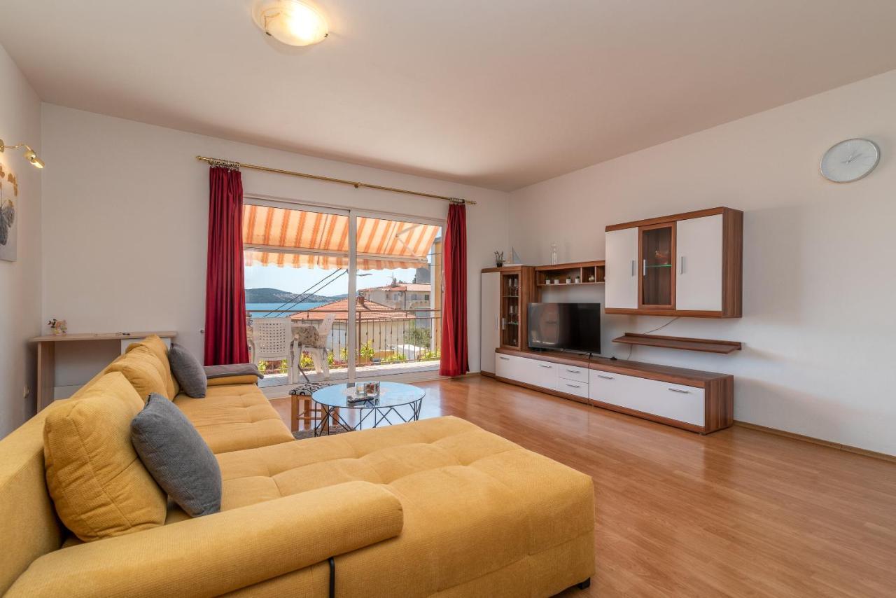 Comfortable Apartment Near The Sea Трогир Экстерьер фото