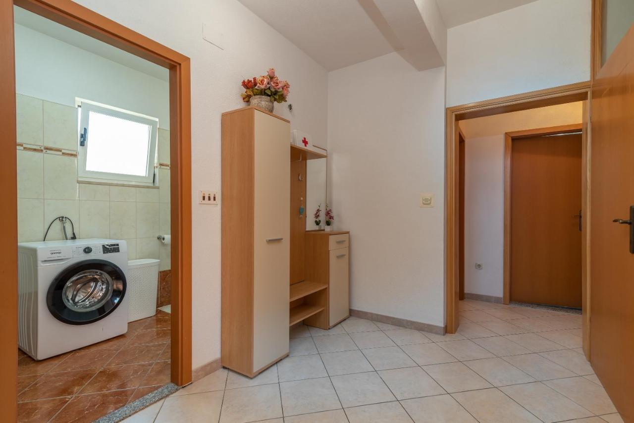 Comfortable Apartment Near The Sea Трогир Экстерьер фото