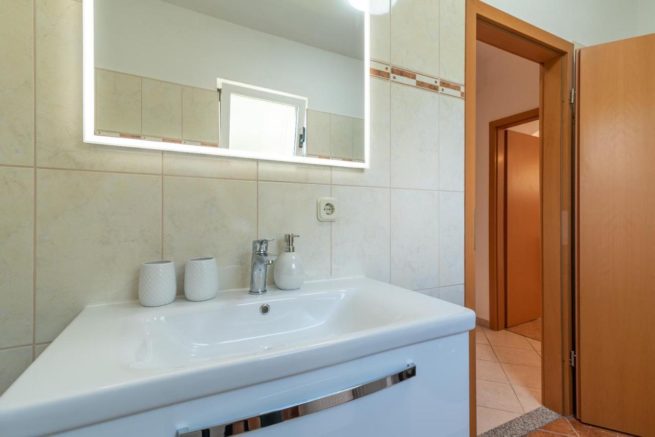 Comfortable Apartment Near The Sea Трогир Экстерьер фото