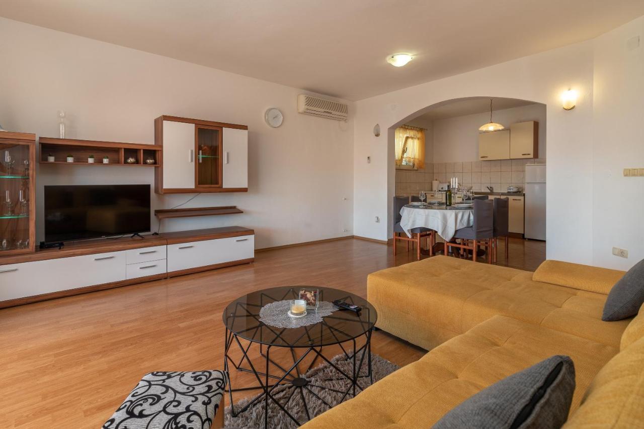 Comfortable Apartment Near The Sea Трогир Экстерьер фото