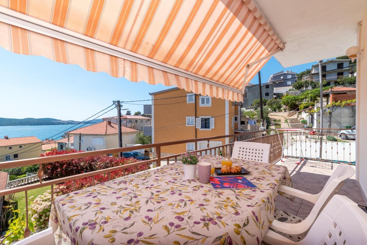 Comfortable Apartment Near The Sea Трогир Экстерьер фото