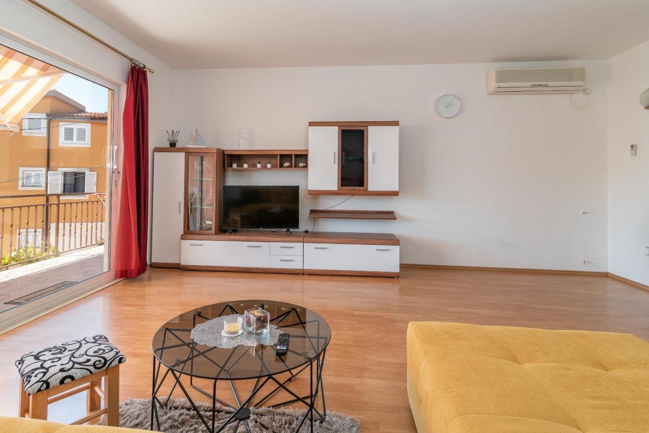 Comfortable Apartment Near The Sea Трогир Экстерьер фото
