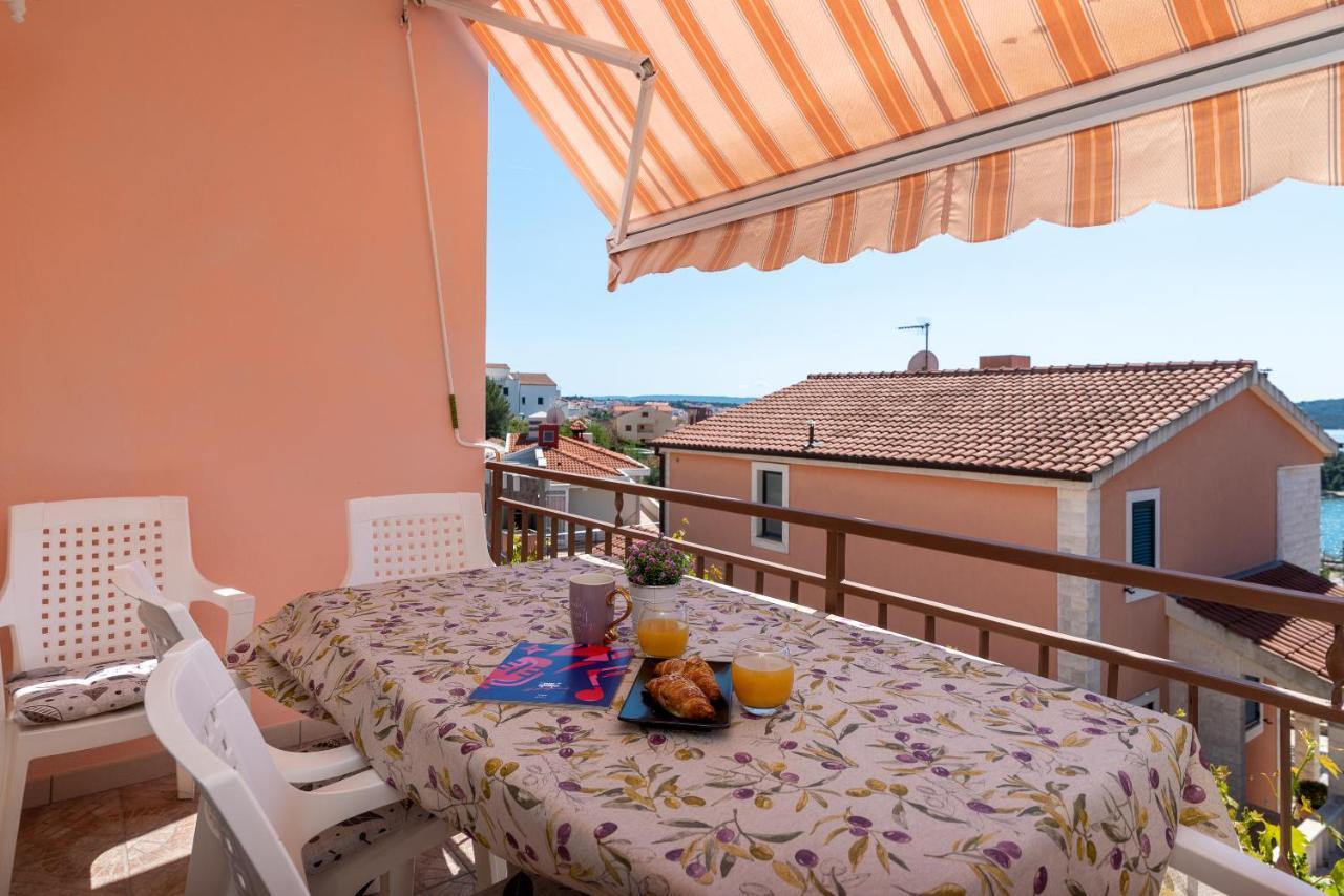 Comfortable Apartment Near The Sea Трогир Экстерьер фото
