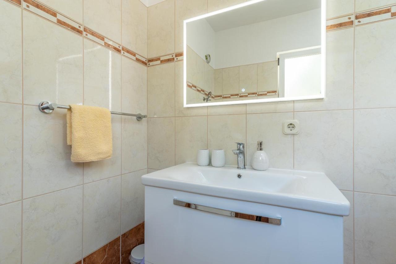 Comfortable Apartment Near The Sea Трогир Экстерьер фото