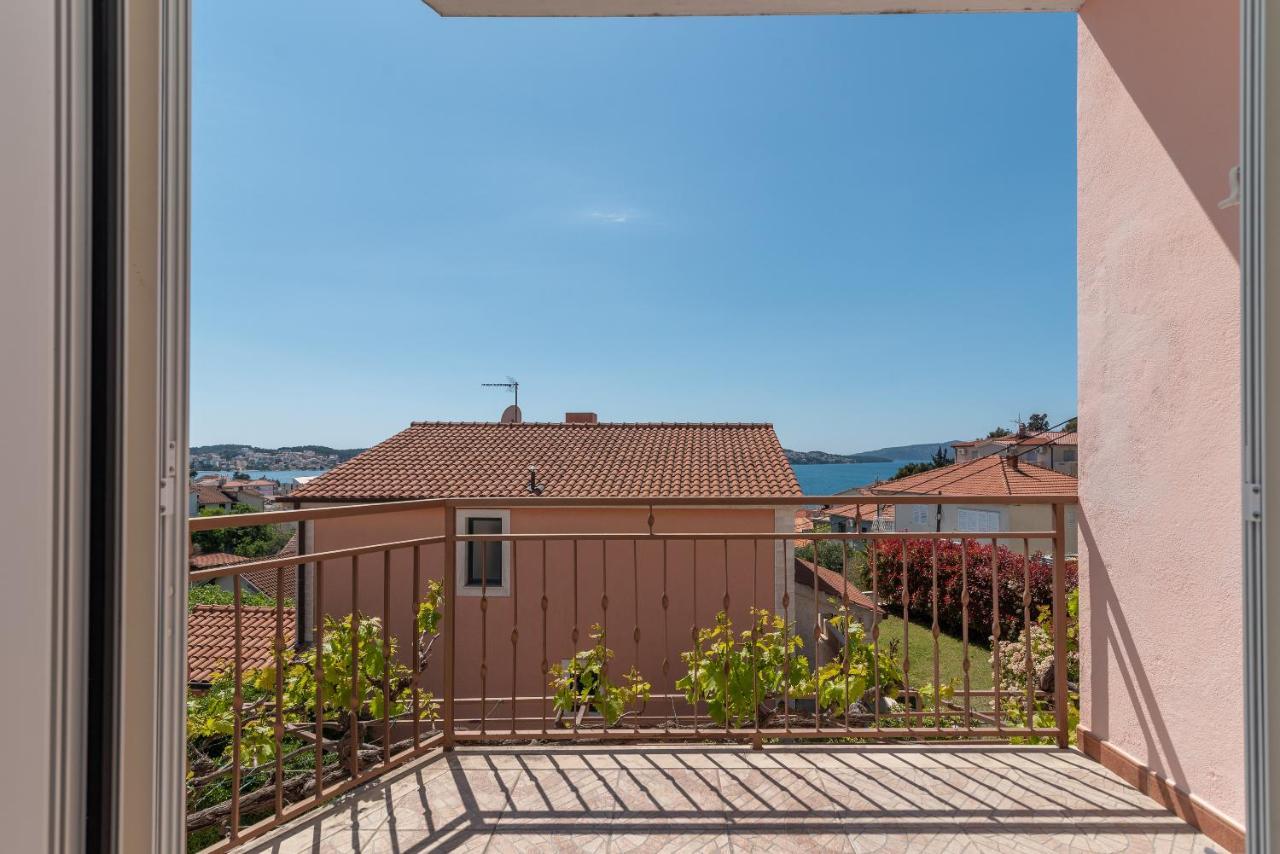 Comfortable Apartment Near The Sea Трогир Экстерьер фото